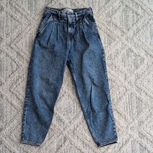 Abercrombie & Fitch '80s Mom Jean - Light Blue Denim with Tan Stitching
